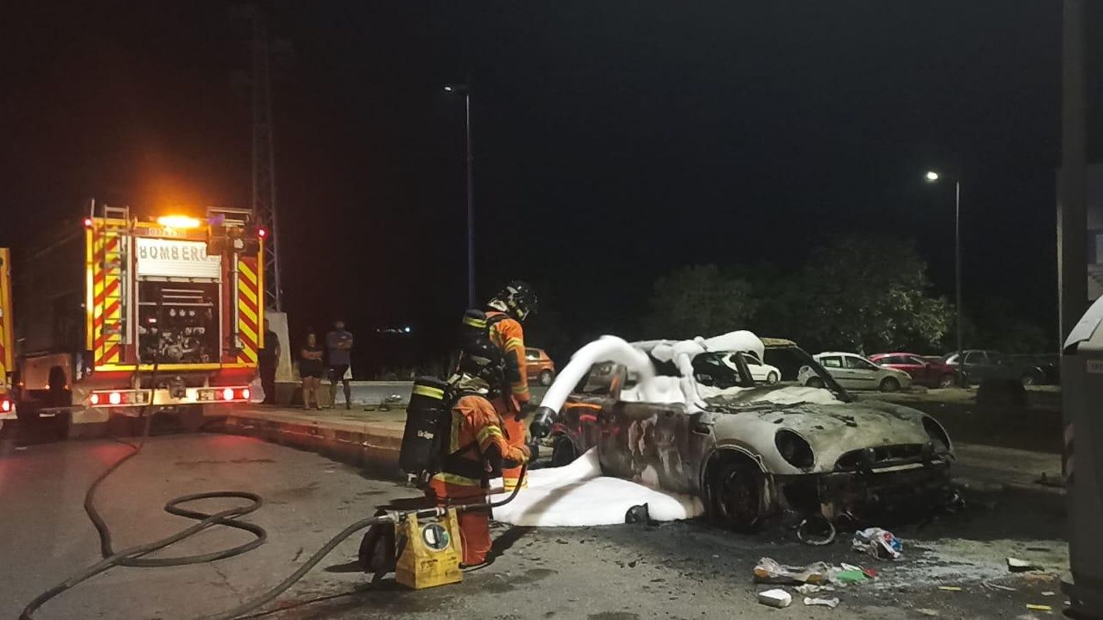Los bomberos del Consorcio apagando el fuego originado en un vehículo.
