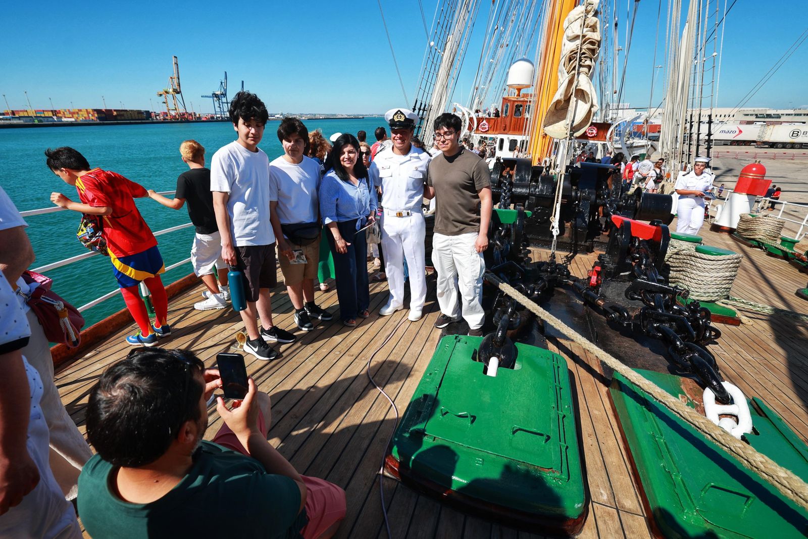 El gemelo del 'Elcano' está en Cádiz: las visitas al buque 'Esmeralda', en imágenes