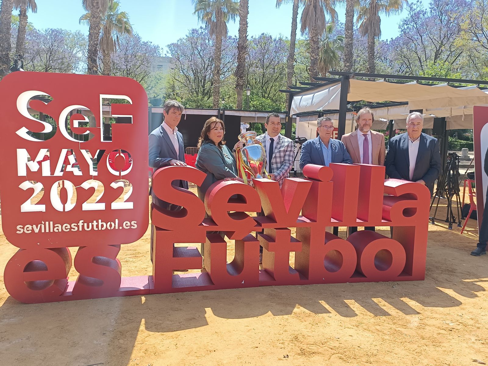 David Guevara, teniente de Alcalde, María José Aragonés, Pablo Lozano, presidente de la RFAF, Pedro Borrás y Antonio Jiménez-Riquelme con la Eurocopa de 2008.