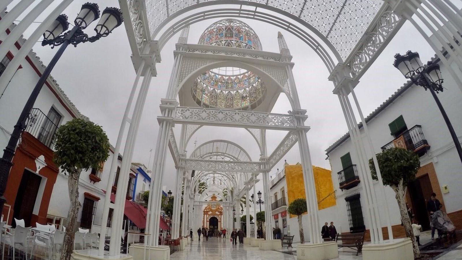 Plaza Virgen del Rocío (con decoración efímera ). Al fondo Iglesia Nuestra Señora de la Asunción en Almonte donde se encuentra actualmente la Virgen del Rocío.