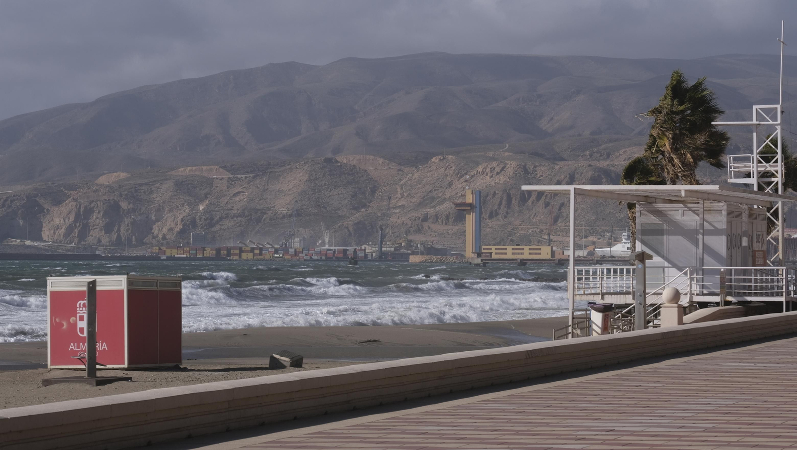 Temporal de viento y flota pesquera amarrada, en Almería