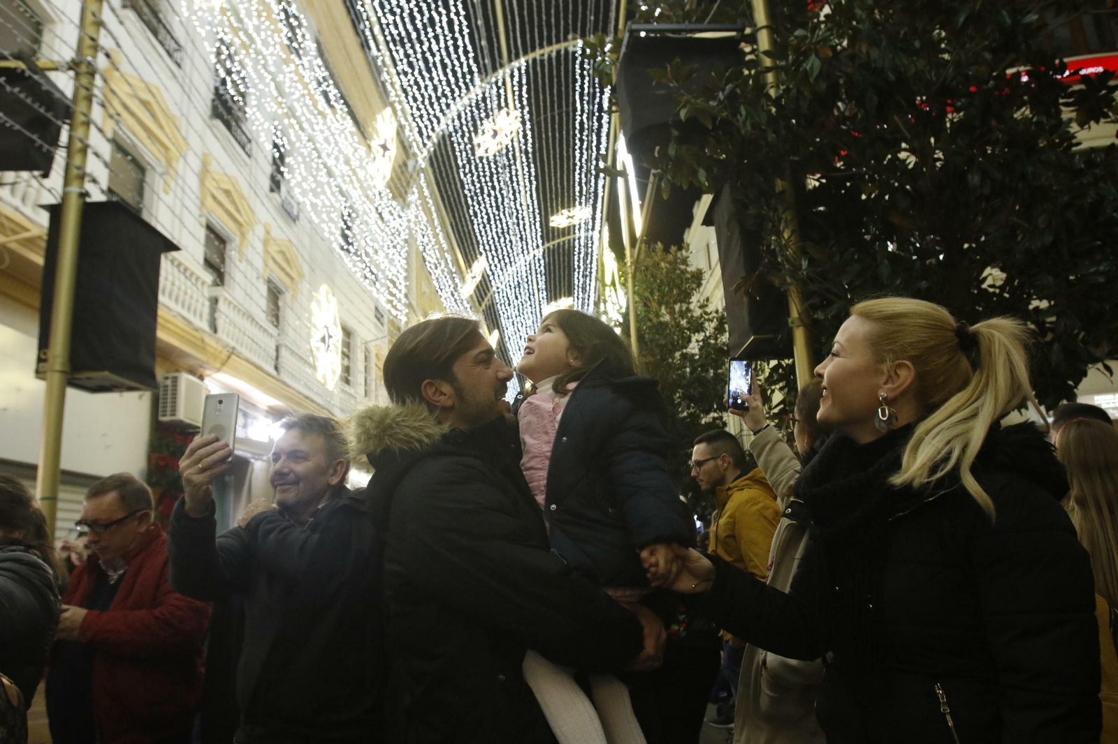 Una familia disfruta del espectáculo de luz y sonido.