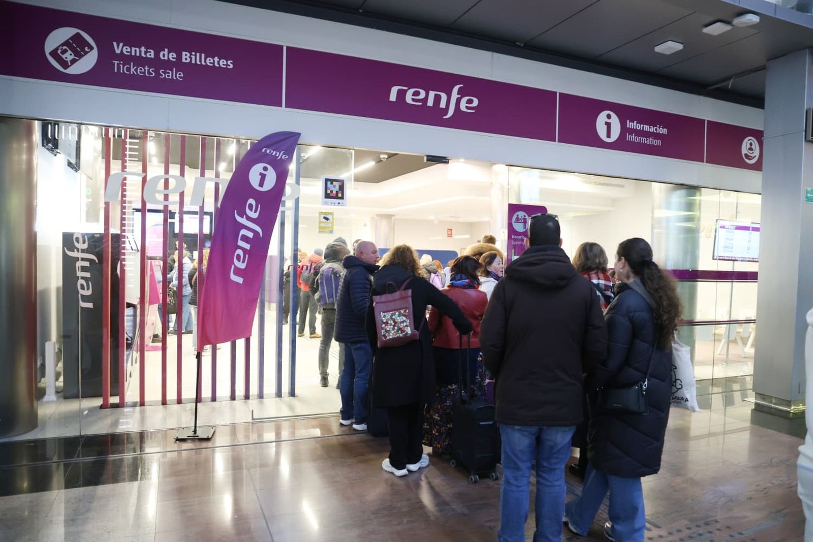 Viajeros en la oficina de Renfe de la Estación María Zambrano