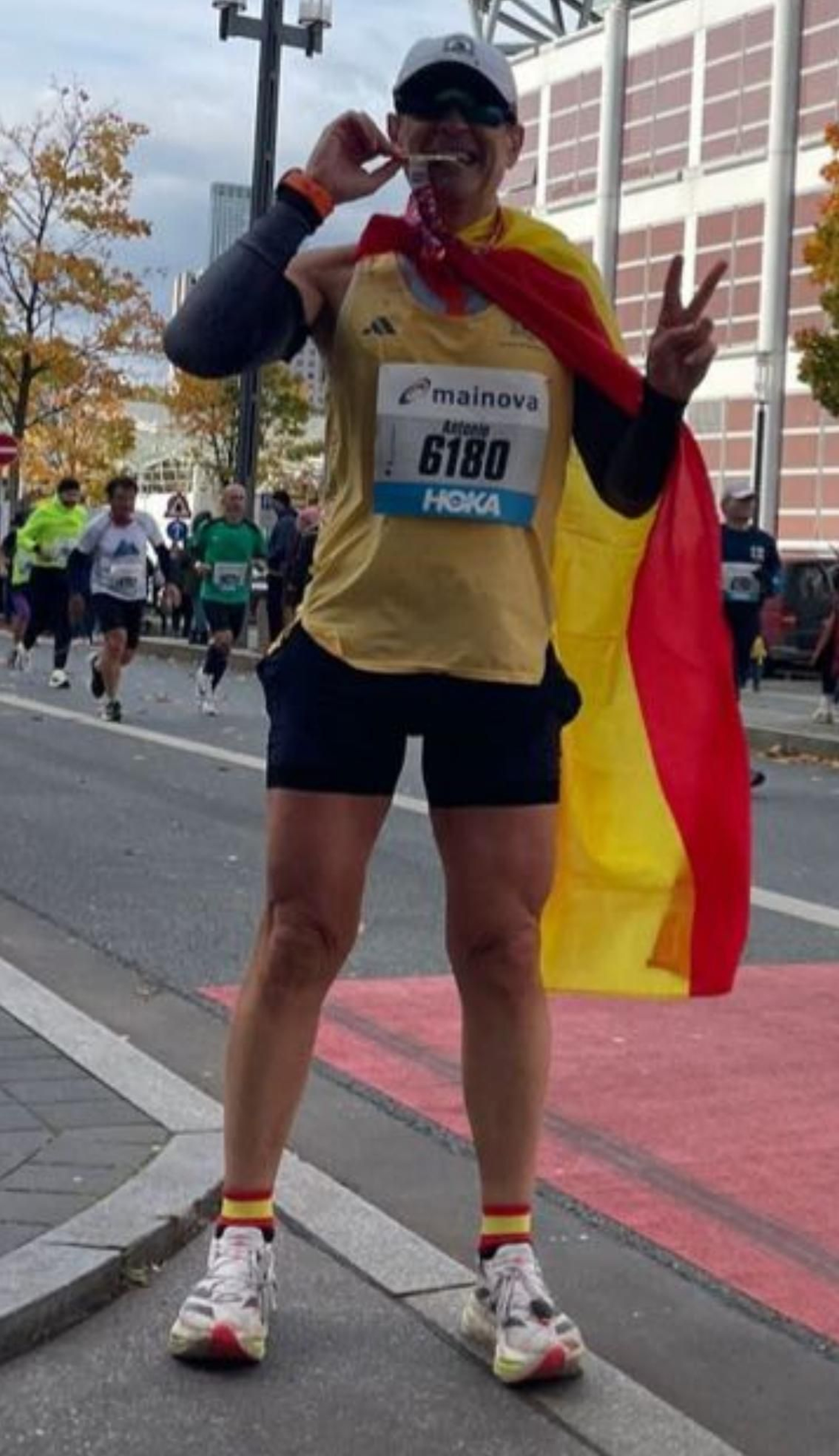 El Doctor Ríos posa ataviado con una bandera de España y su medalla a la conclusión de la prueba alemana.