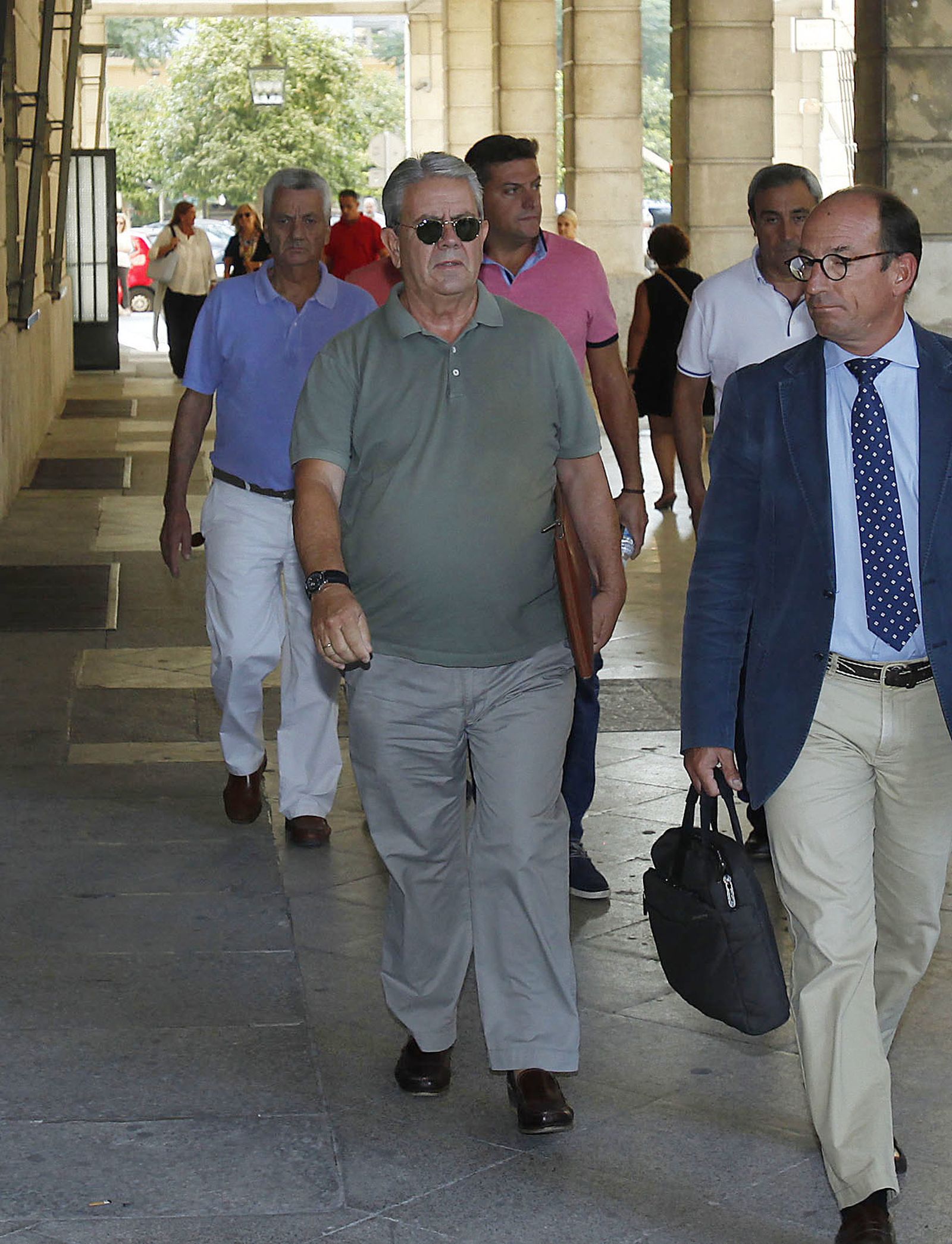 El presidente de Solidaridad del Taxi, Enrique Filgueras, con su abogado, Simón Fernández.