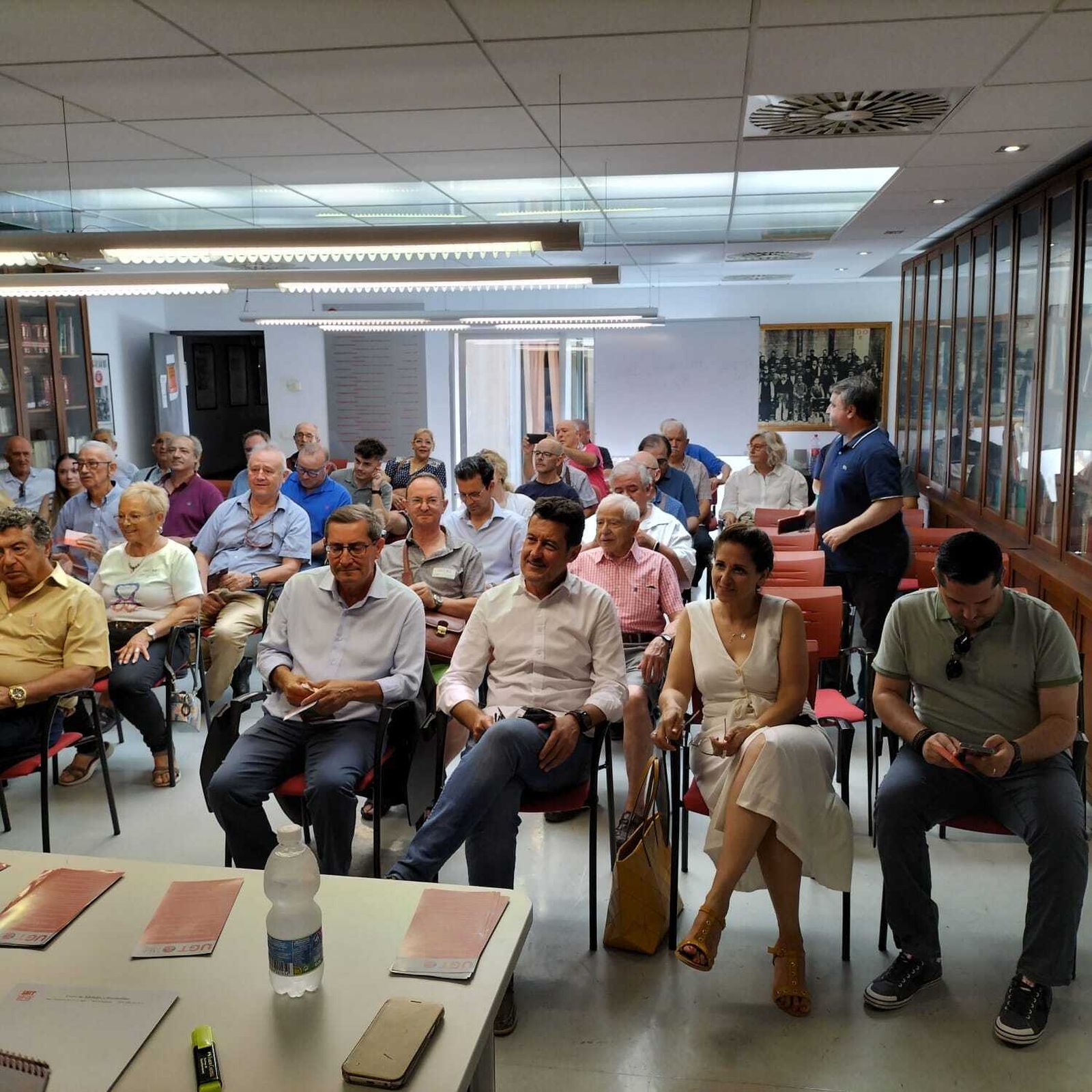 Asistentes a la asamblea en la sede de UGT Granada