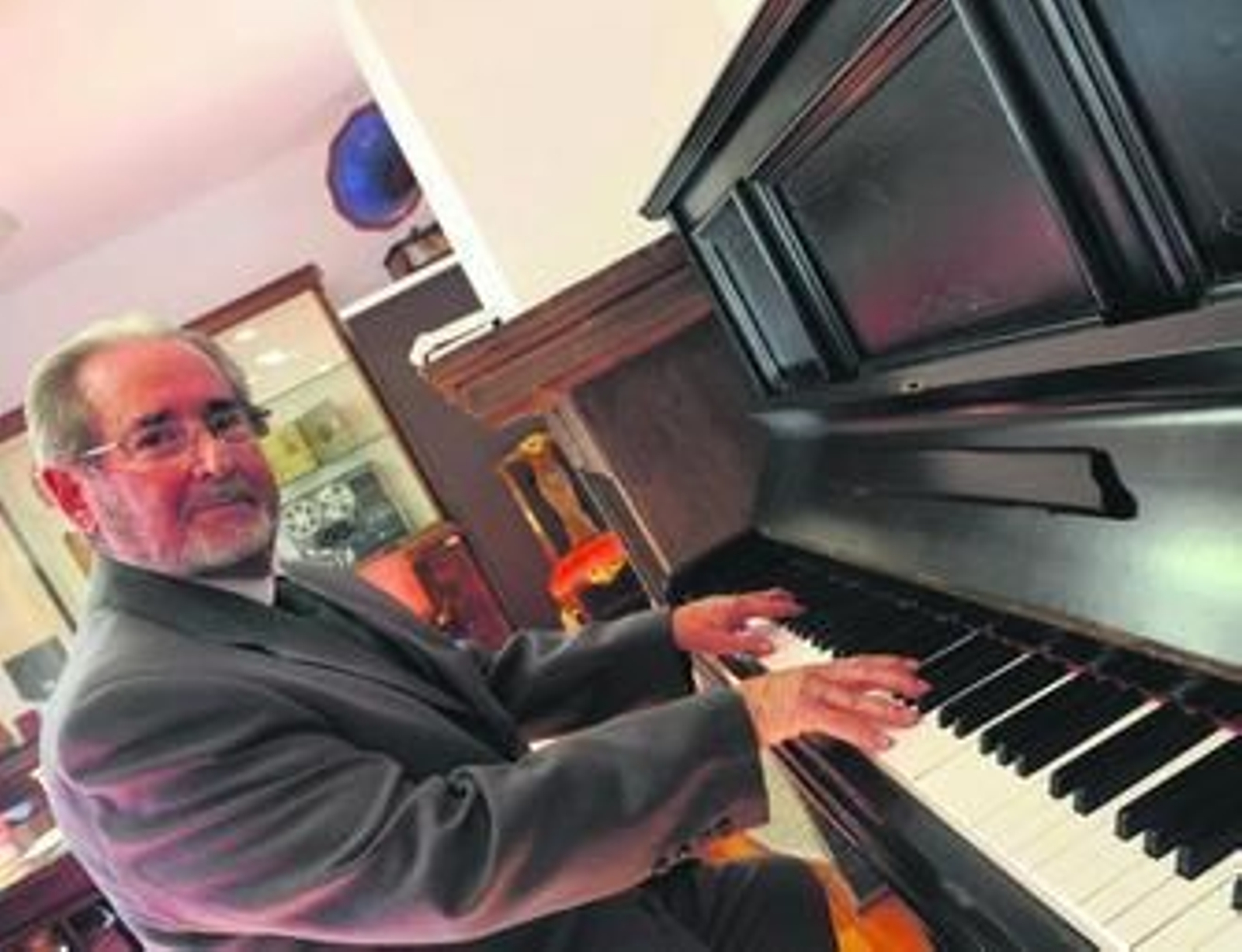 Rafael Estévez Bautista, junto al piano que le regaló el compositor José del Castillo.