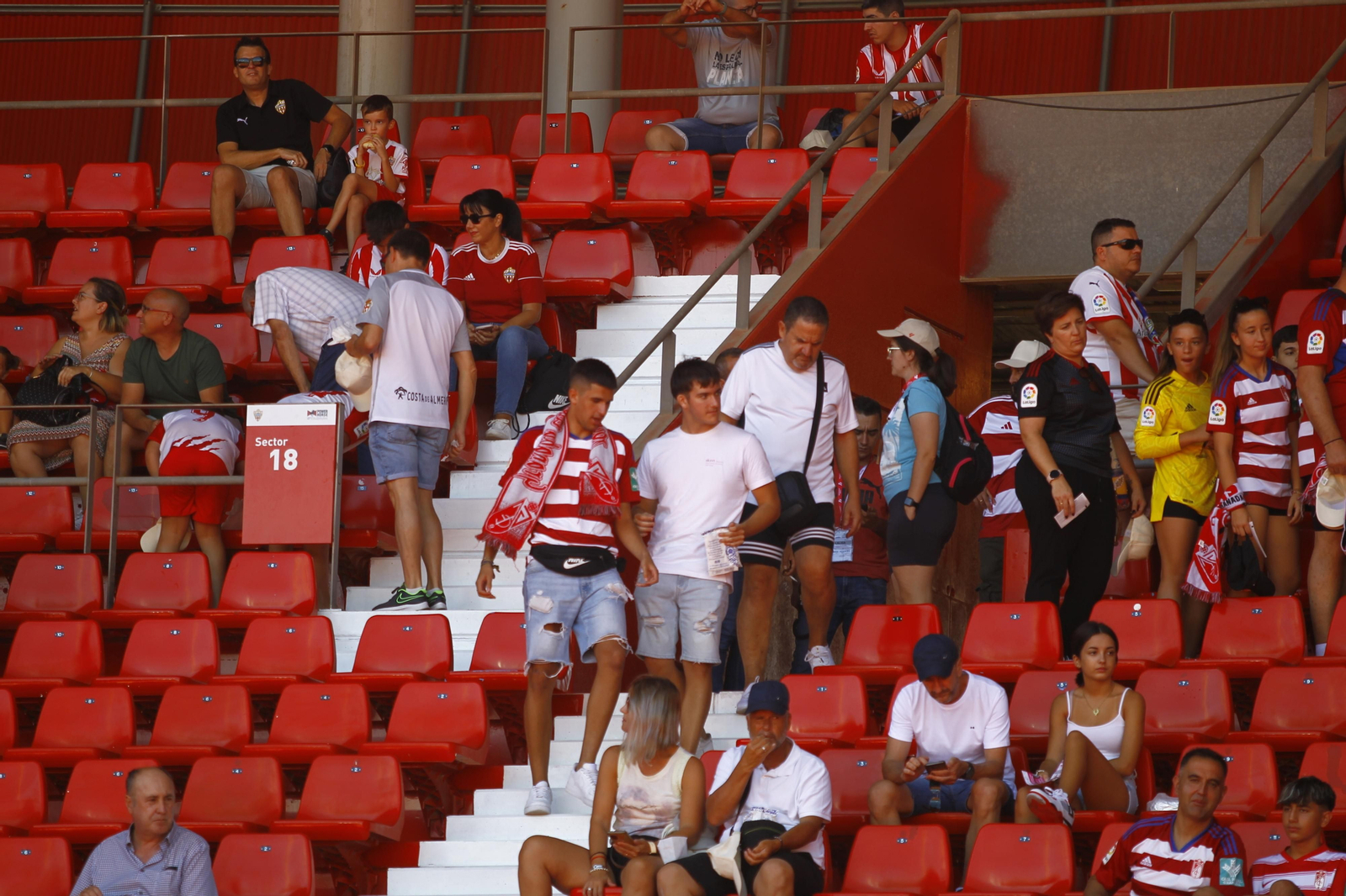 Imágenes del empate a 3 de la U.D. Almería y el Granada C.F.