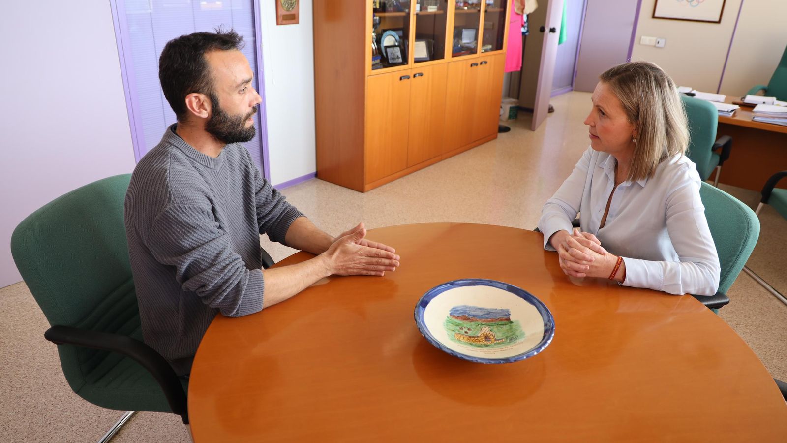 La concejal de Deportes y Antonio Tarifa durante un momento de la reunión mantenida.