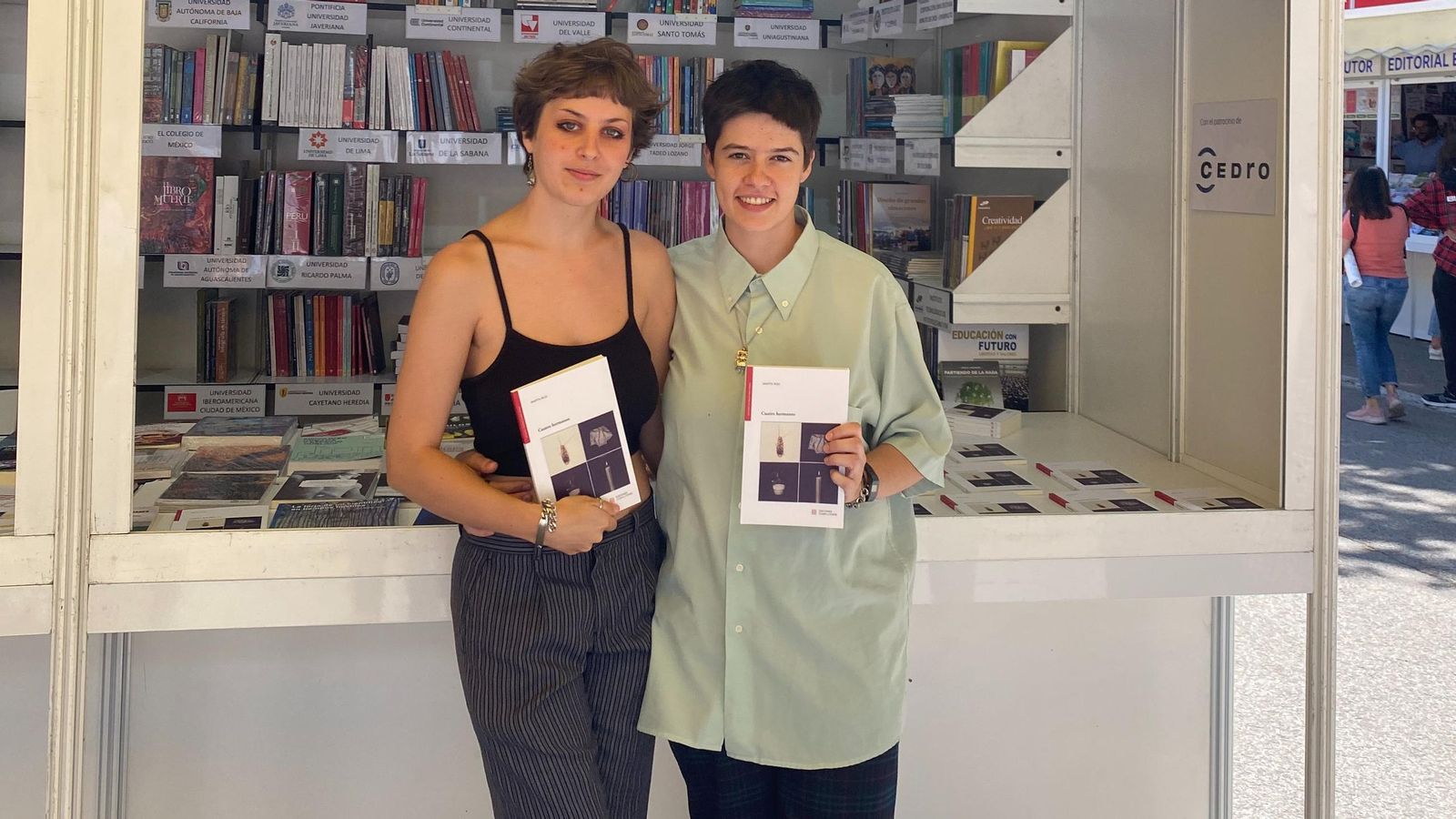 Marta Ros y Aida Gren, autora de la portada, en la Feria del Libro de Madrid.
