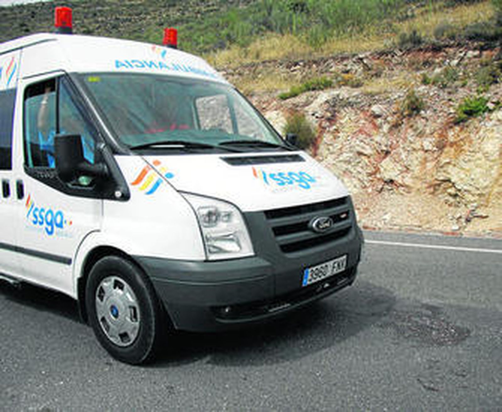 En la cuneta se ve una cruz de piedras que recuerda otro accidente en el lugar del siniestro de ayer