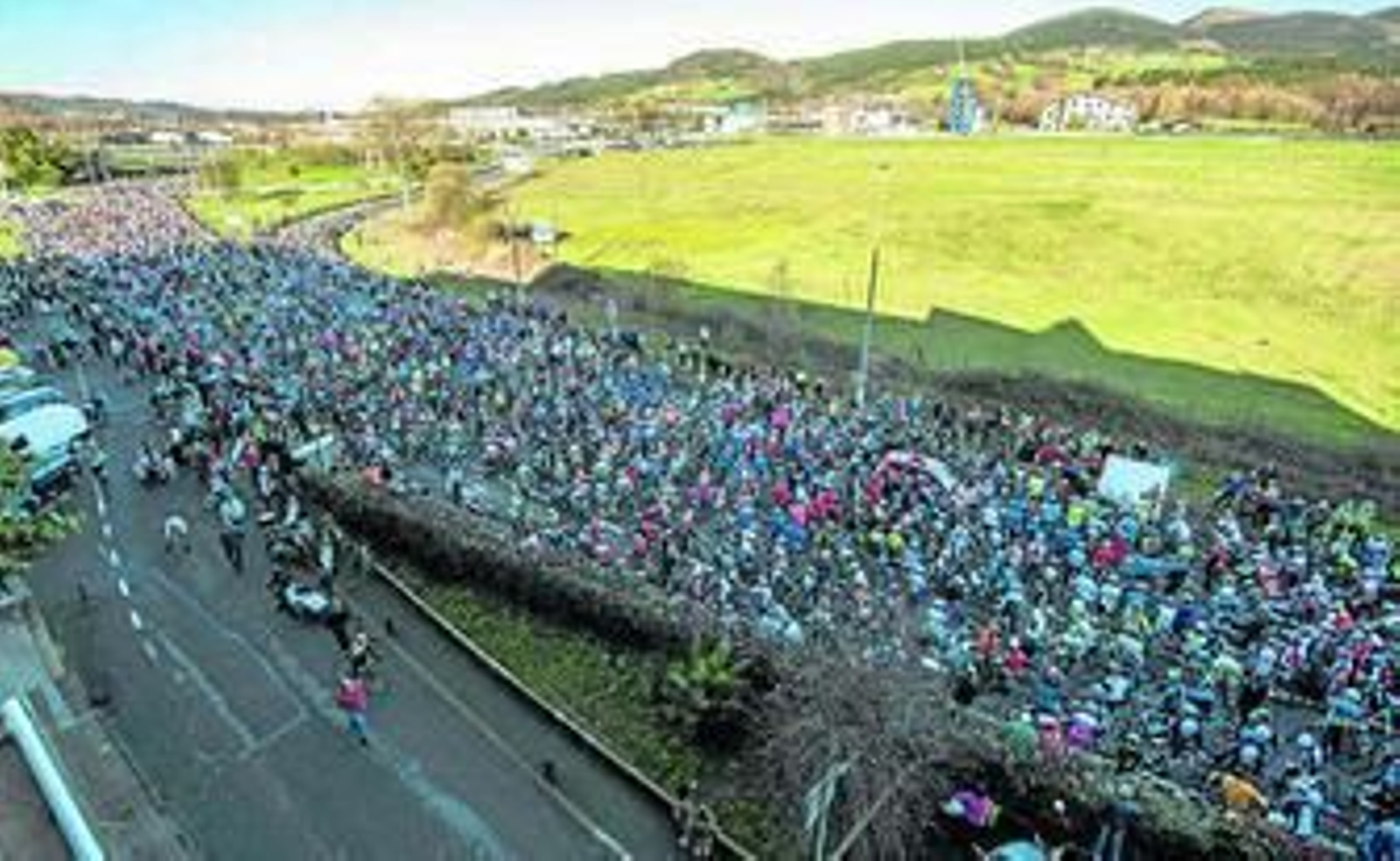 Miles de ciclistas profesionales y aficionados se dieron cita en el homenaje a Lejarreta.