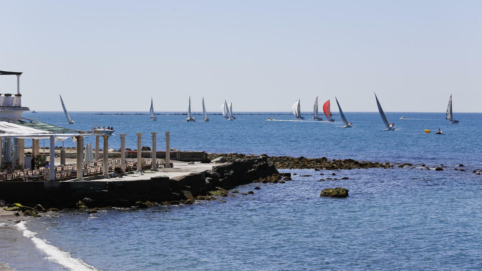 Contemplar el atardecer en la playa de los Baños del Carmen nos hará olvidar el dolor de nuestros pies.