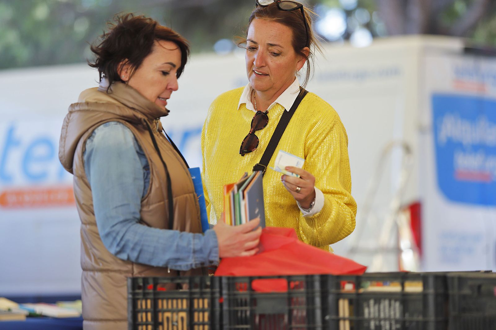 Imágenes del mercadillo solidario de Ayre en Huelva