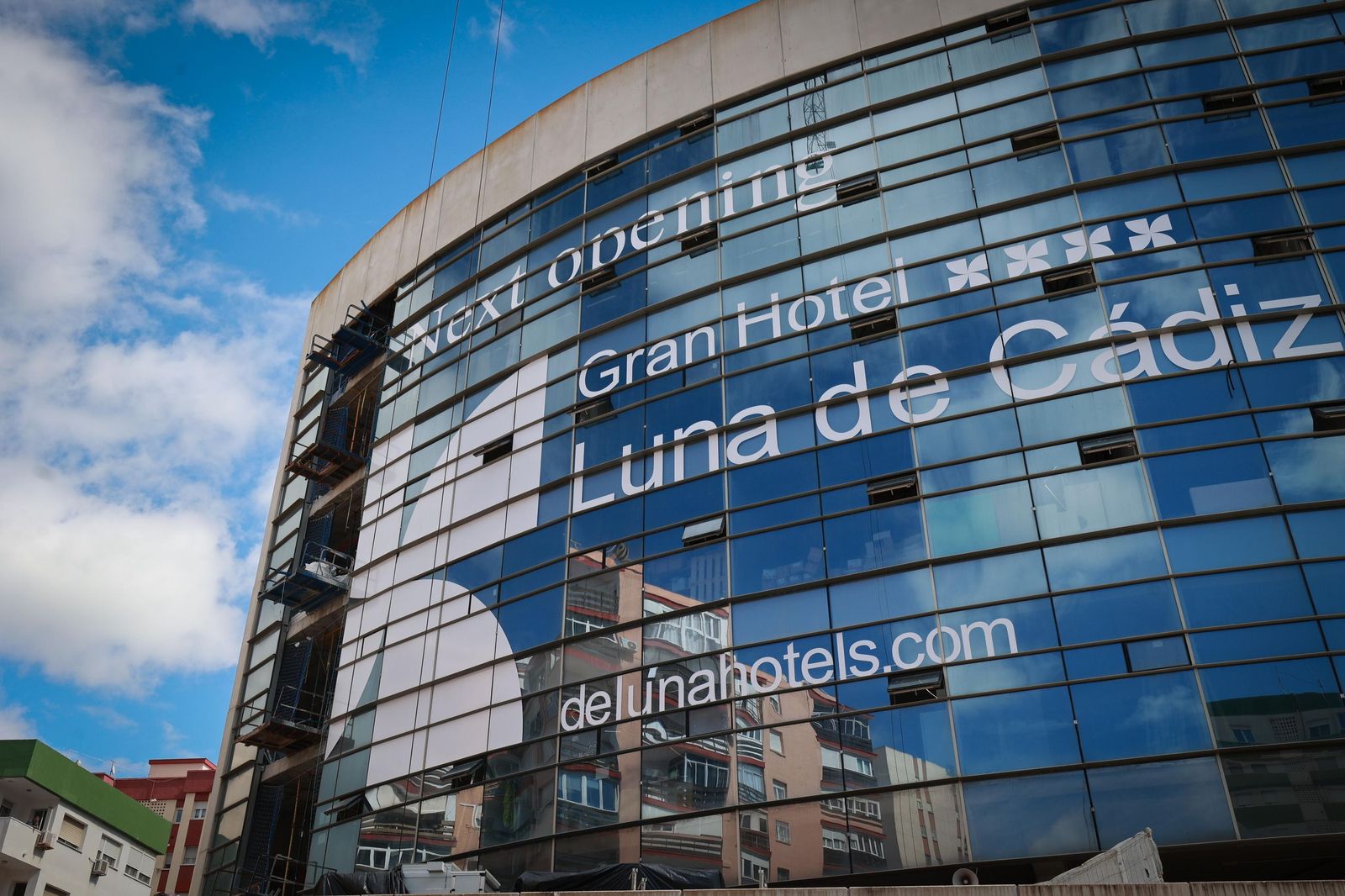 Una vista exterior del Gran Hotel Luna de Cádiz, situado en la tribuna del estadio Nuevo Mirandilla.