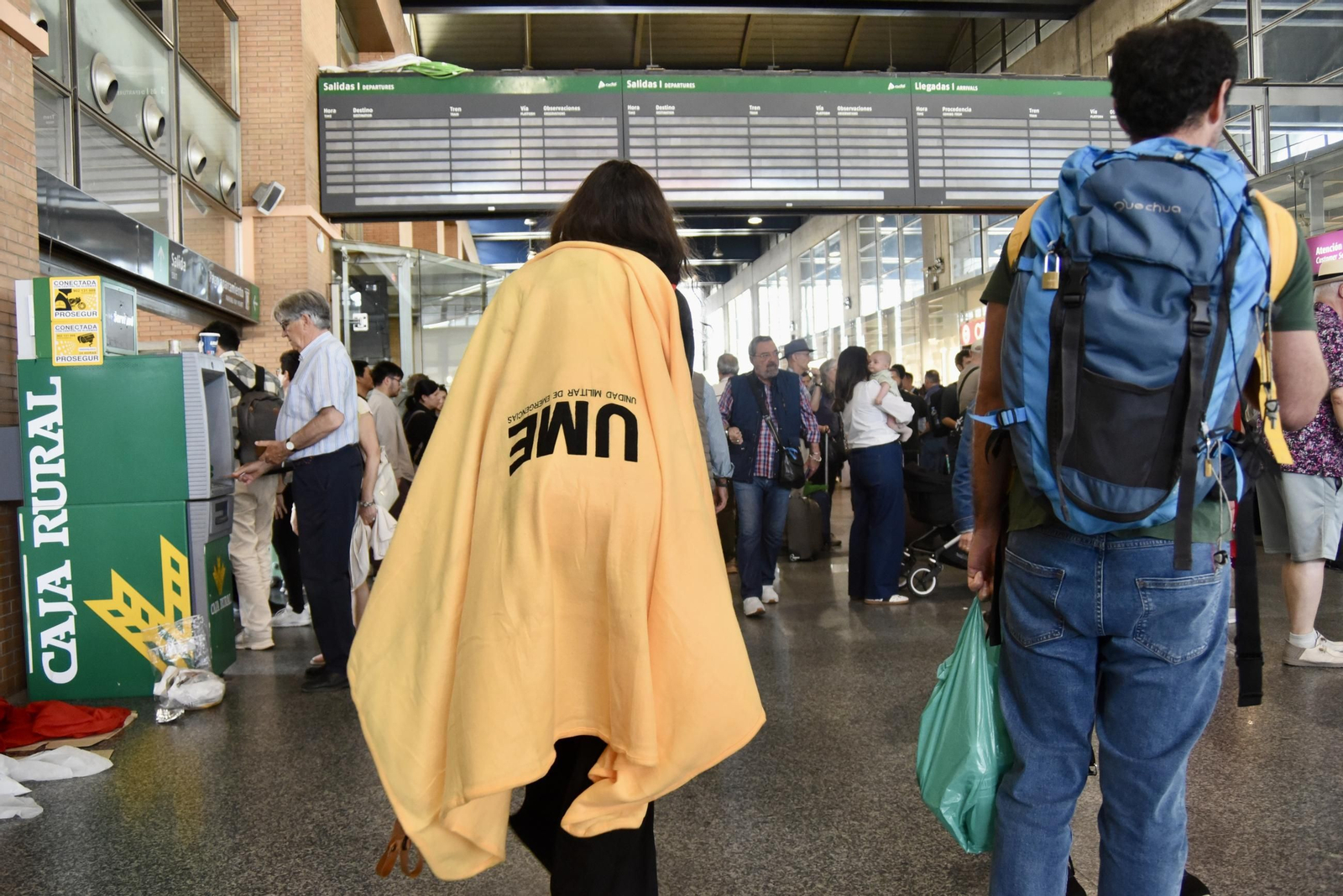 Las imágenes de la estación de trenes de Córdoba con cientos de personas atrapadas tras el apagón