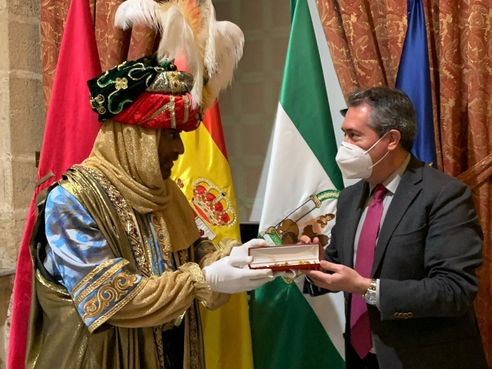 El heraldo de los Reyes Magos recibe las llaves de Sevilla