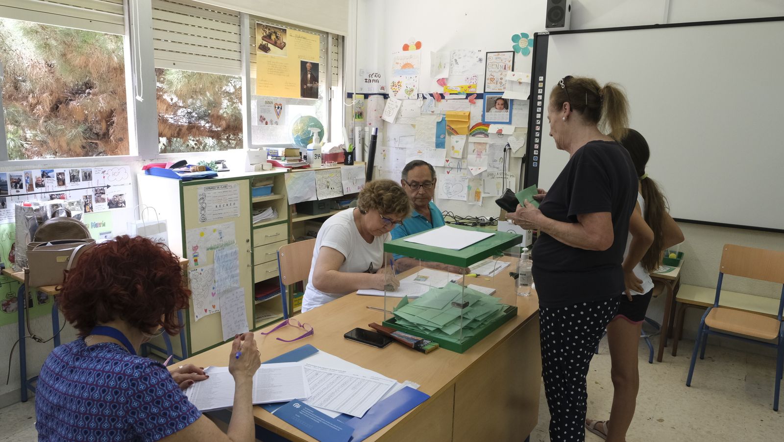 Imágenes de la votaciones en Almería al parlamento andaluz