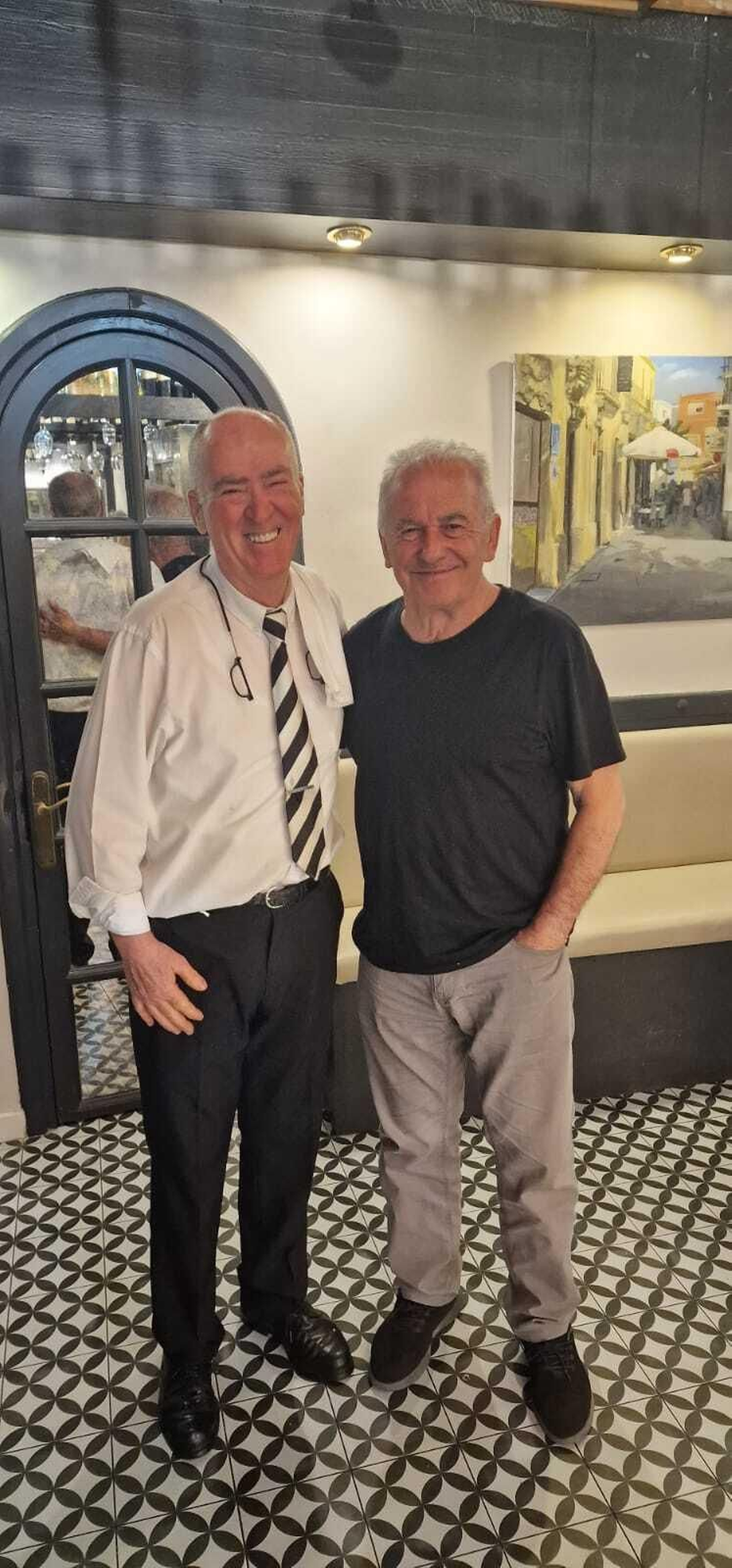 Jesús María Fernández, con el cantante Víctor Manuel, en el restaurante Los Portales.