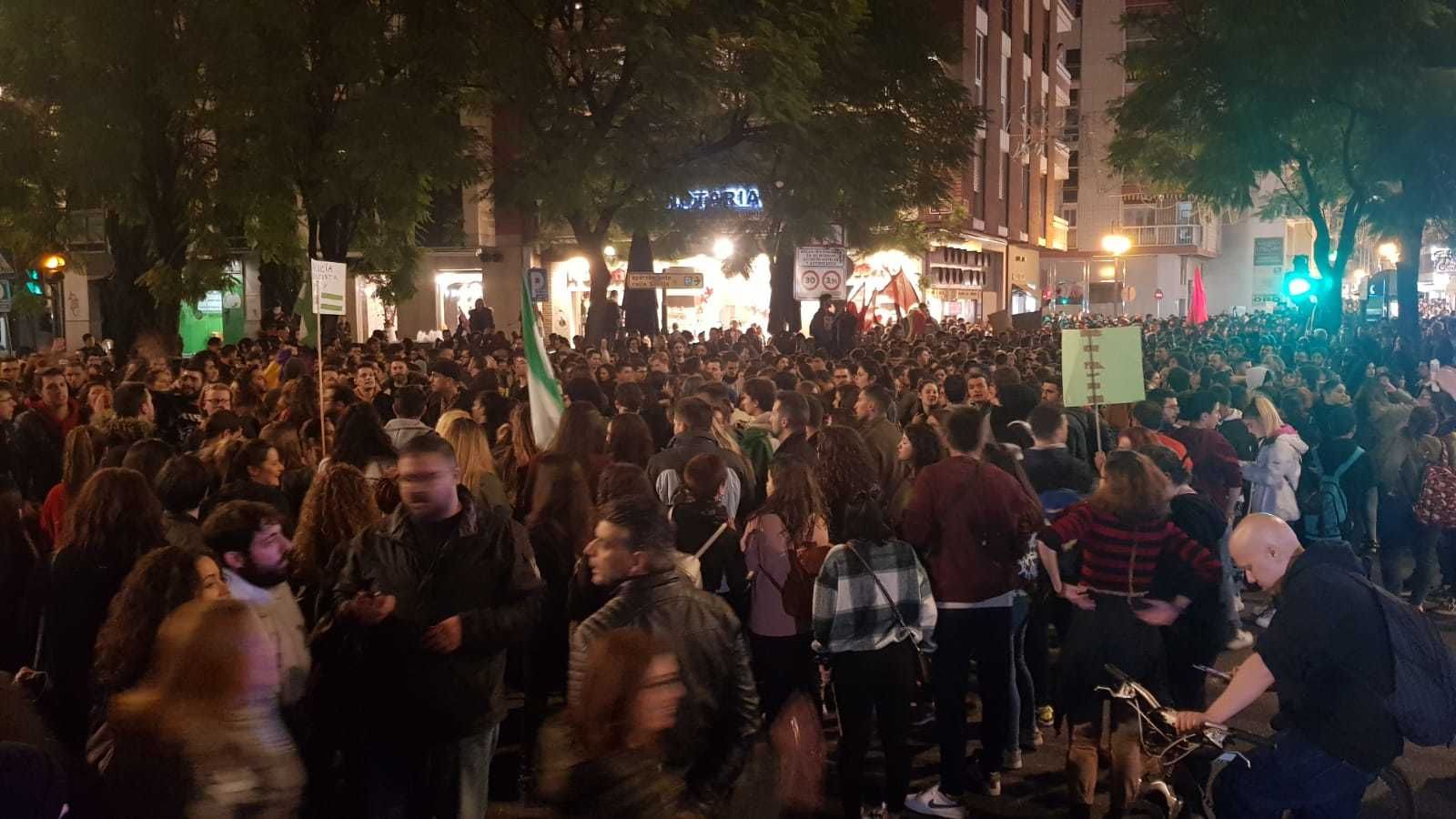 Unas 2.000 personas en la protesta por la entrada del Vox al Parlamento