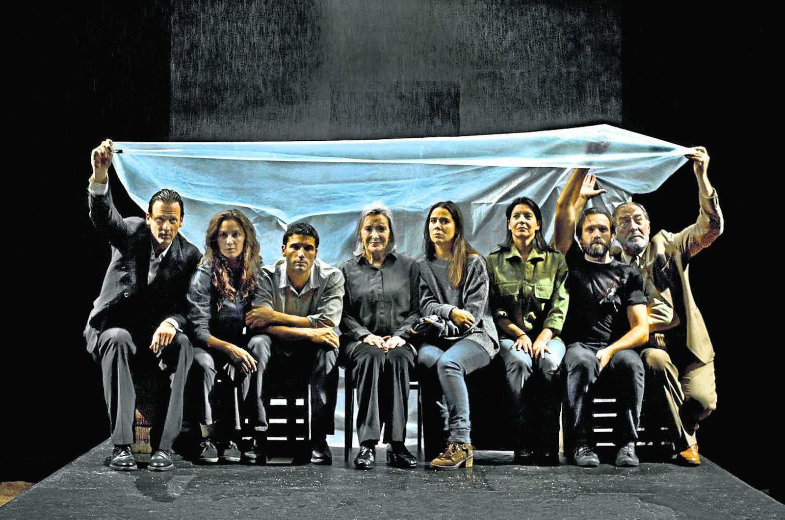 1. Mario Gas ha reunido un equipo actoral de lujo para poner en escena un texto dramático que cuenta, sin nombrarlo, el conflicto del Líbano a través de los ojos de una mujer. 2. El dramaturgo y actor Wajdi Mouawad, nacido en el Líbano en 1968 y establecido desde hace años en Canadá. 3. Laia Marull y Nuria Espert son dos de las bazas interpretativas del montaje.