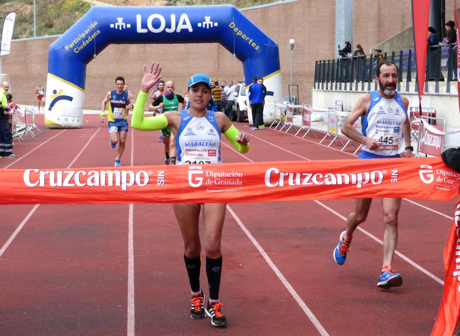 Zhor El Amrani cruza la línea de meta en una prueba anterior.