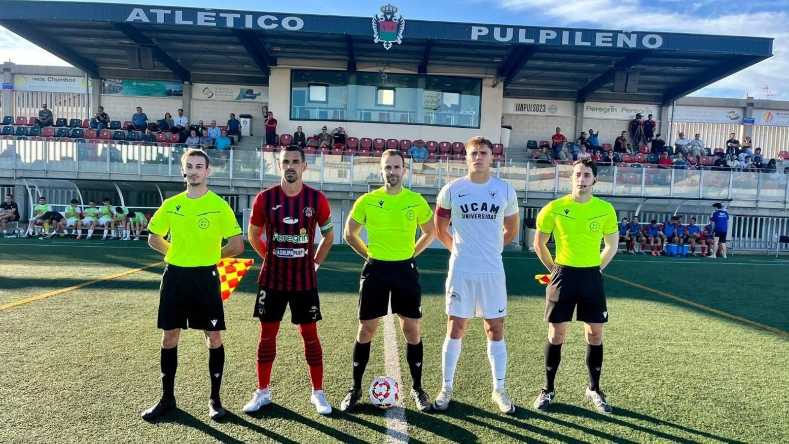 Los capitanes del Pulpileño y UCAM Murcia B en el último partido liguero de los almerienses.