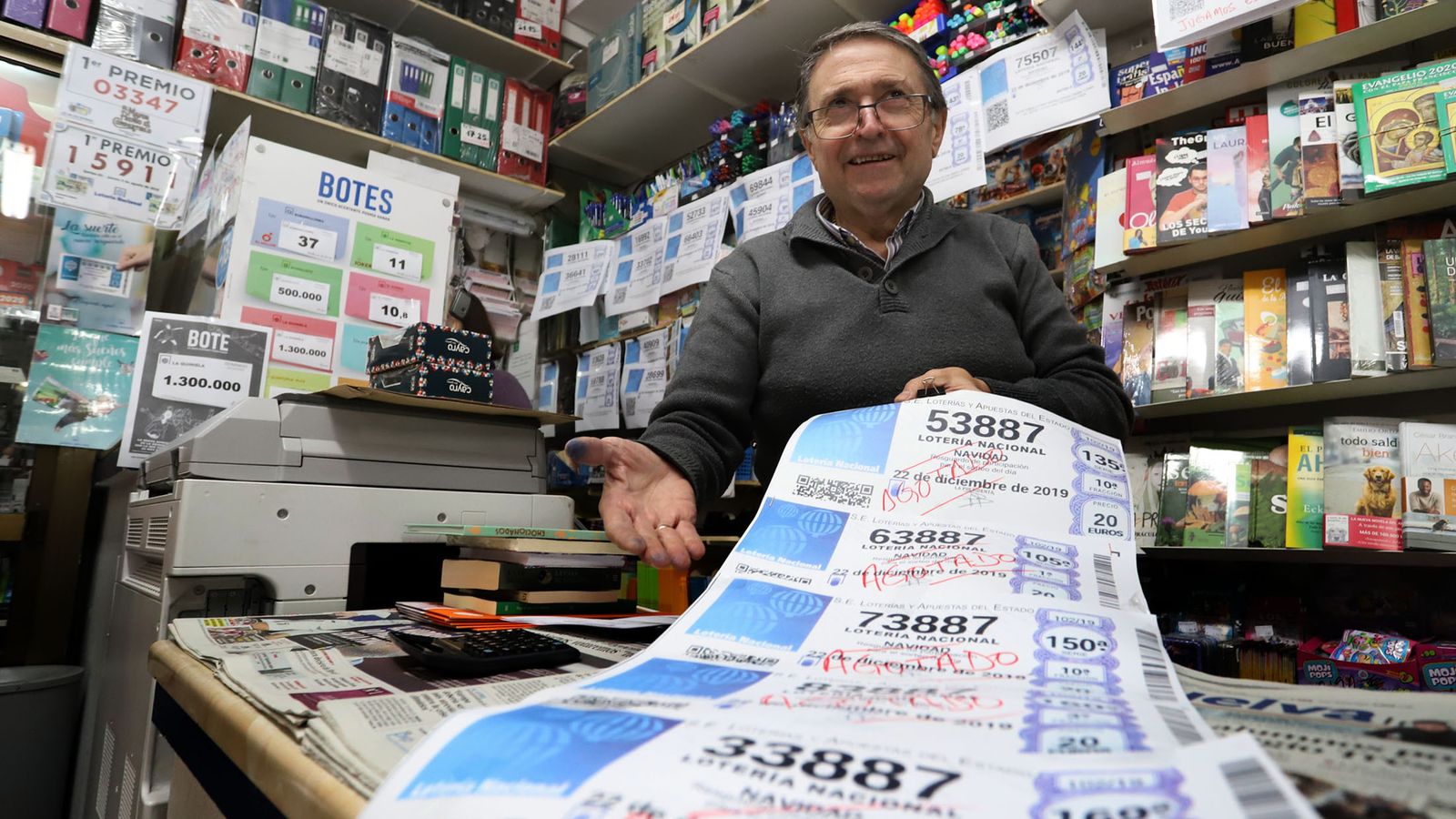 Laureano Cobano muestra algunos números agotados en su librería.