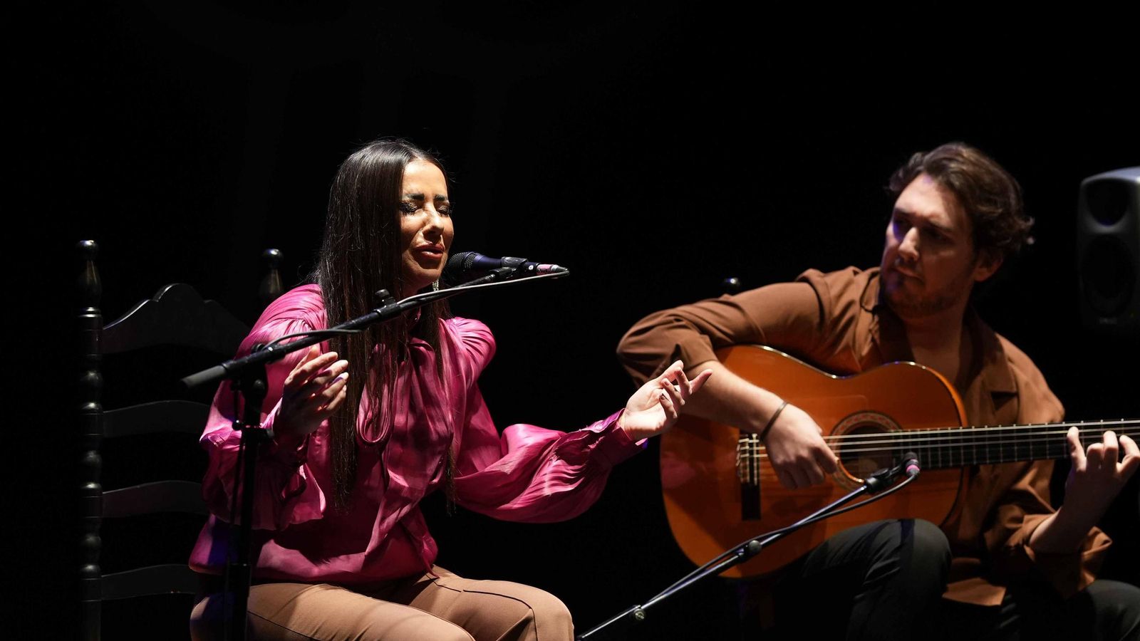 Sara Denez, con el guitarrista José Tomás, en su actuación en la Fase de Opción a Premio.