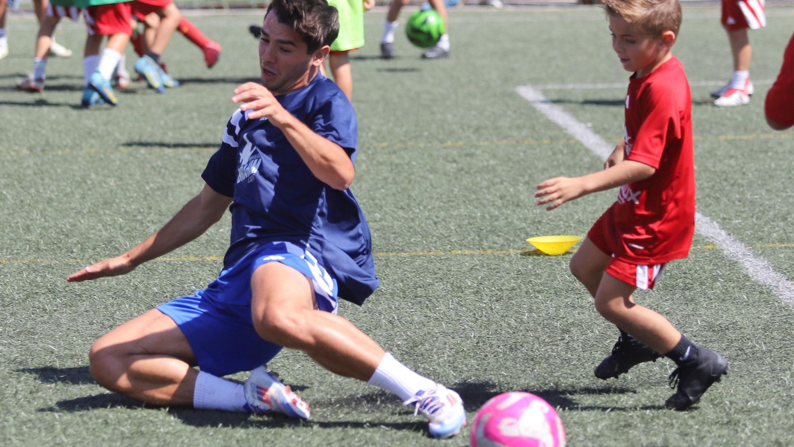La visita de Brahim Díaz a su campus, en fotos