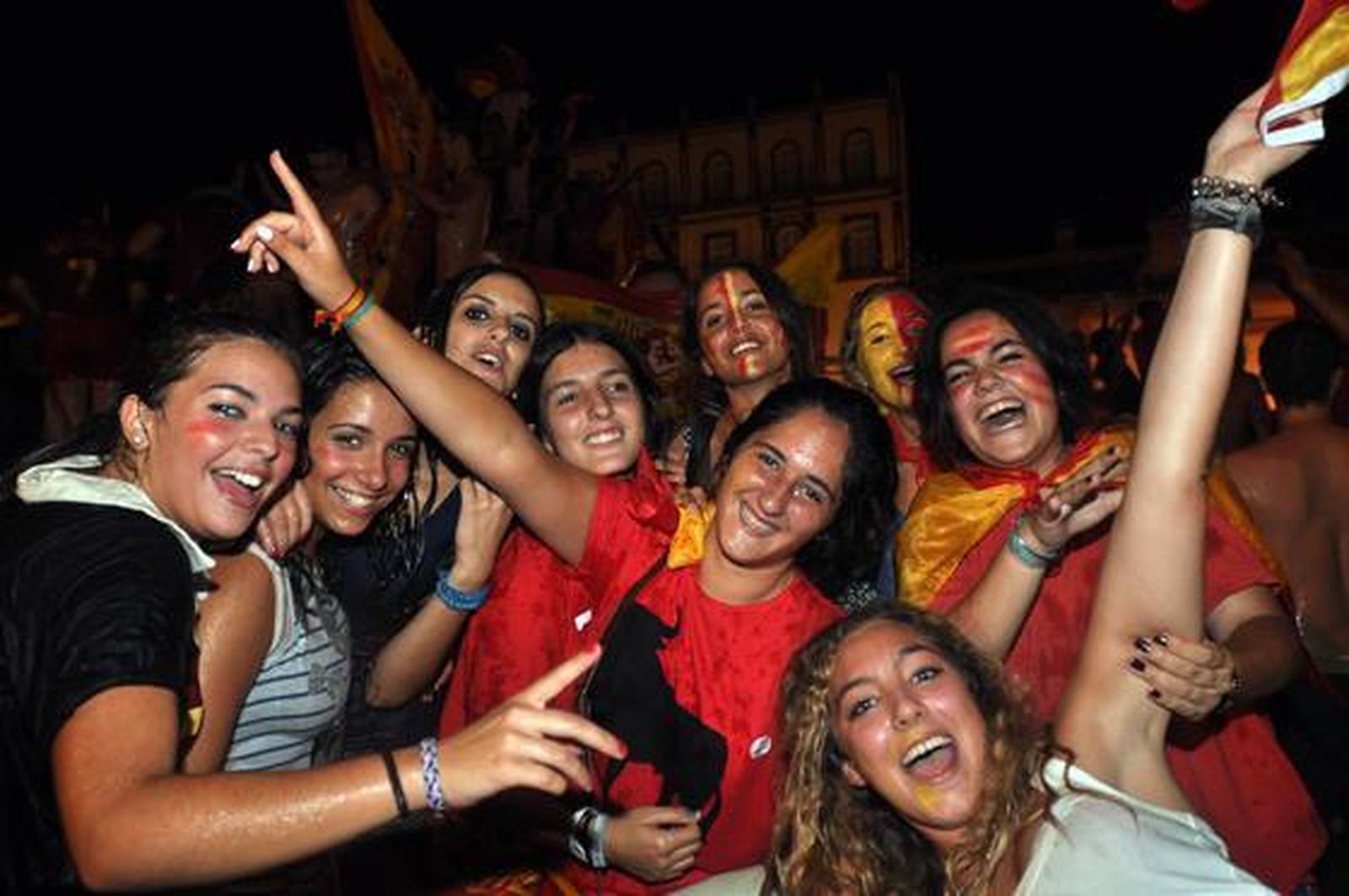 Un grupo de chicas celebra la victoria de la Selección Española.   Foto: Manuel Gómez