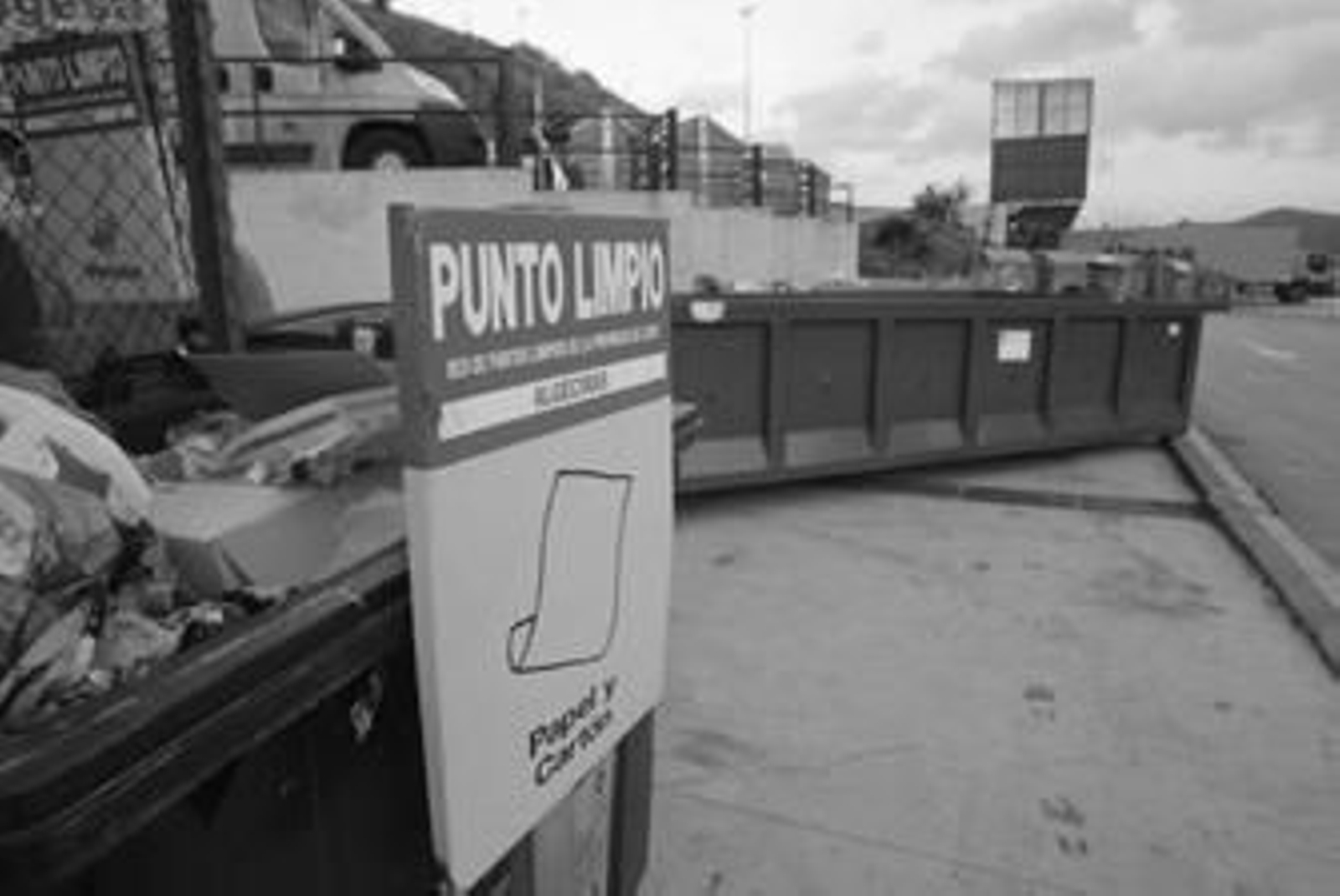 Imagen de los depósitos destinados al reciclaje de papel y cartón en el punto limpio de Los Pastores.