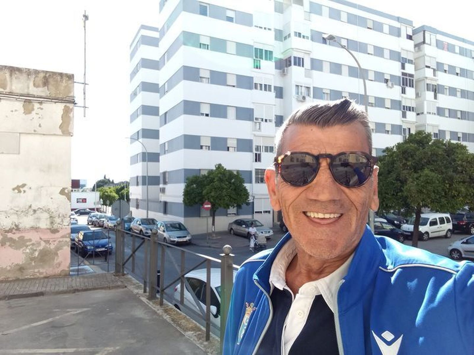 Una imagen de Paco Choquet frente a los bloque de Los Naranjos.