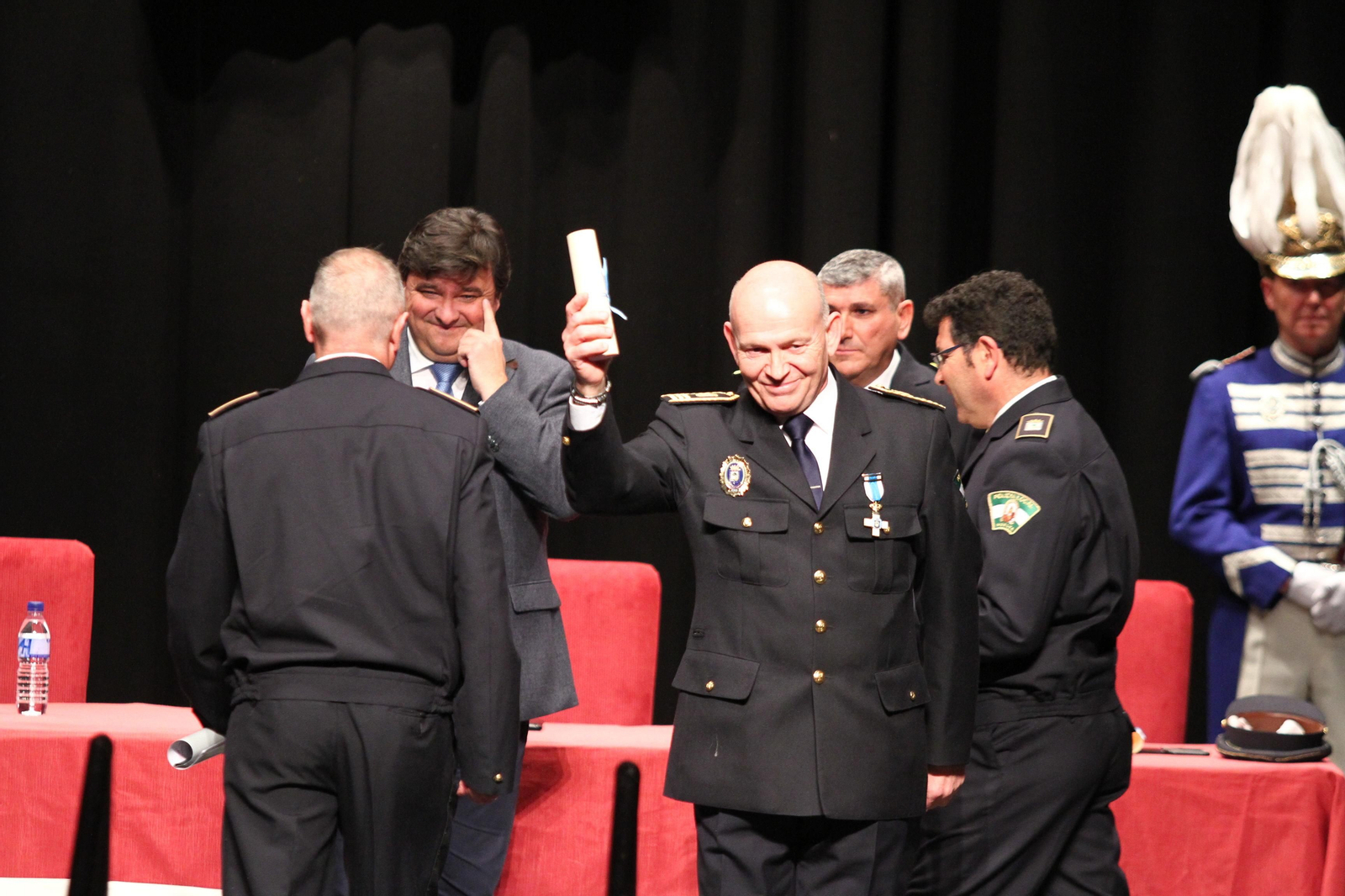 La policía Local entrega las medallas en el día de su patrón