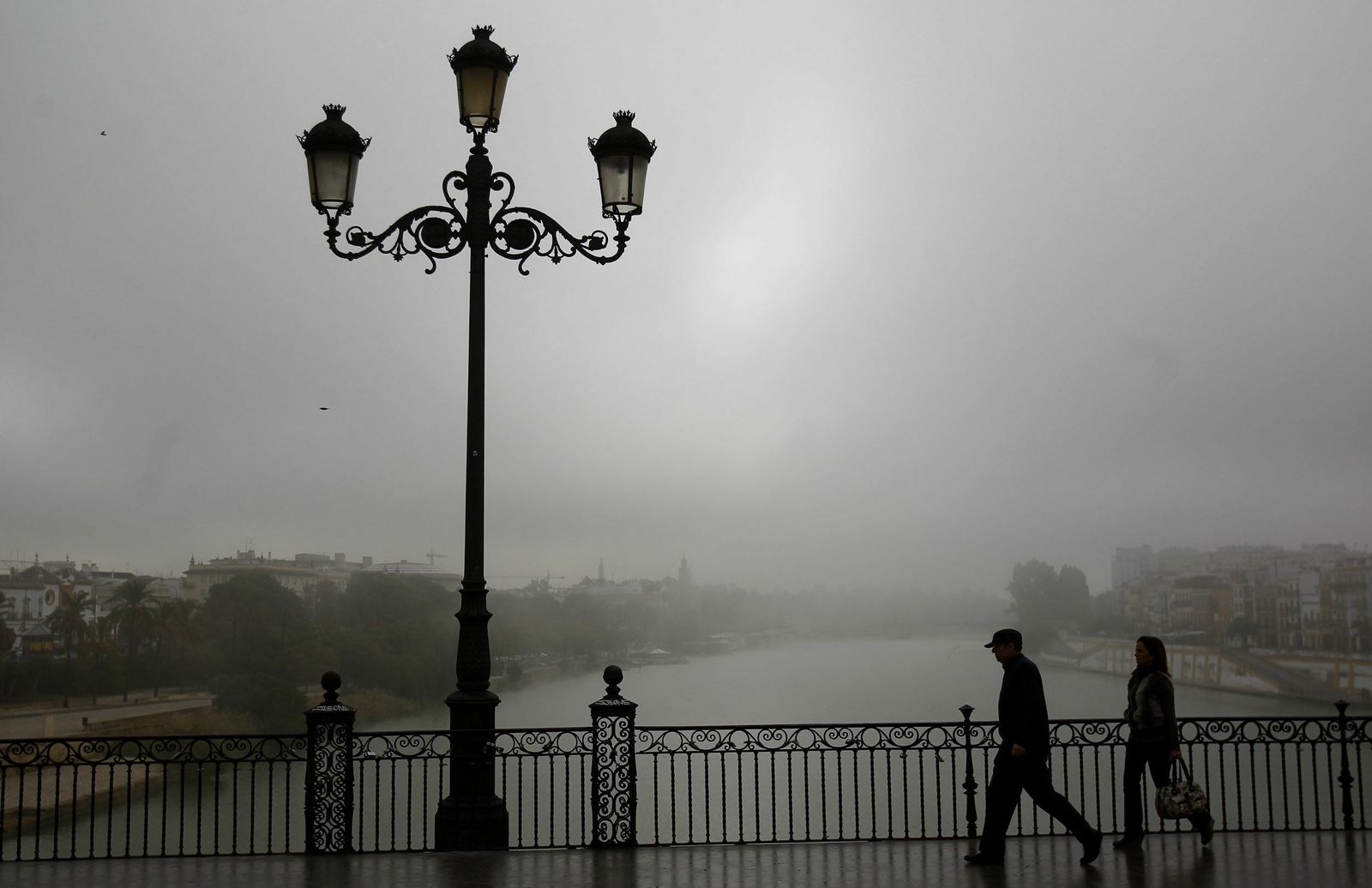 Imagen del Puente de Triana con la niebla de fondo