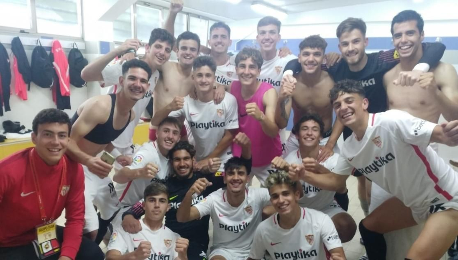 Los chavales del Sevilla juvenil celebran el triunfo en el vestuario de A Madroa.