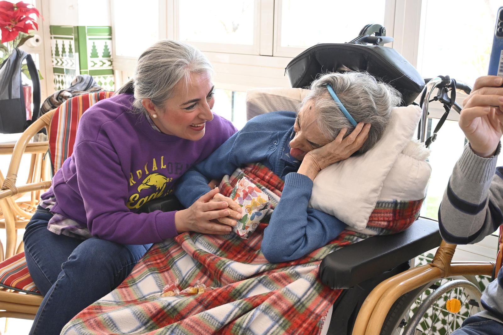 Visita de los Reyes Magos a los ancianos de los asilos de Huelva, en imágenes