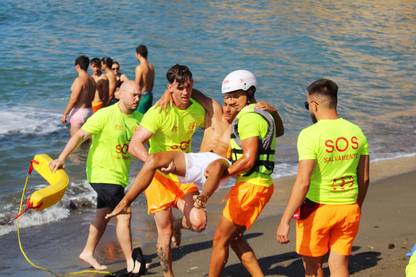 Un simulacro de socorrismo y salvamento en la playa de Rincón de la Victoria