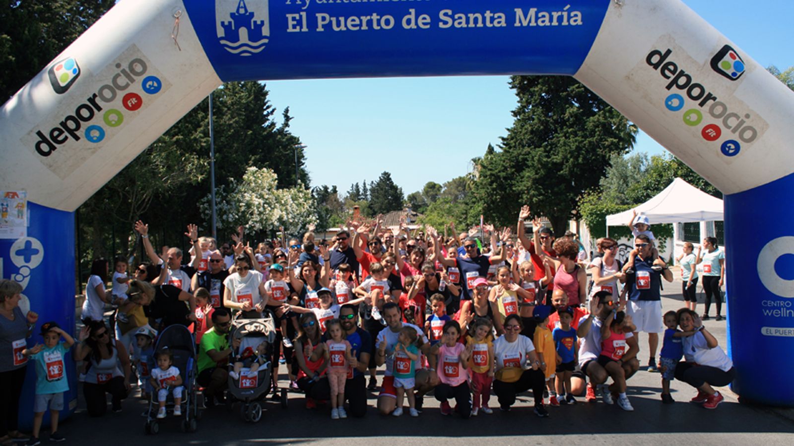 Imagen de todos los participantes en la carrera solidaria organizada por 'El Cole'.