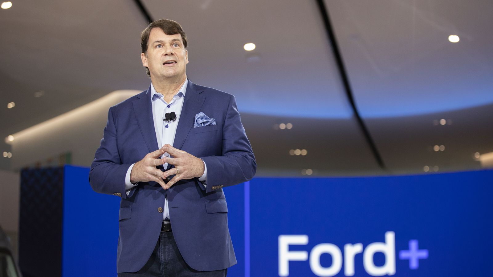 El actual CEO de Ford, Jim Farley, dirigirá Ford Model e a la vez que la corporación automotriz ; mientras que Kumar Galhotra hará lo propio con Ford Blue