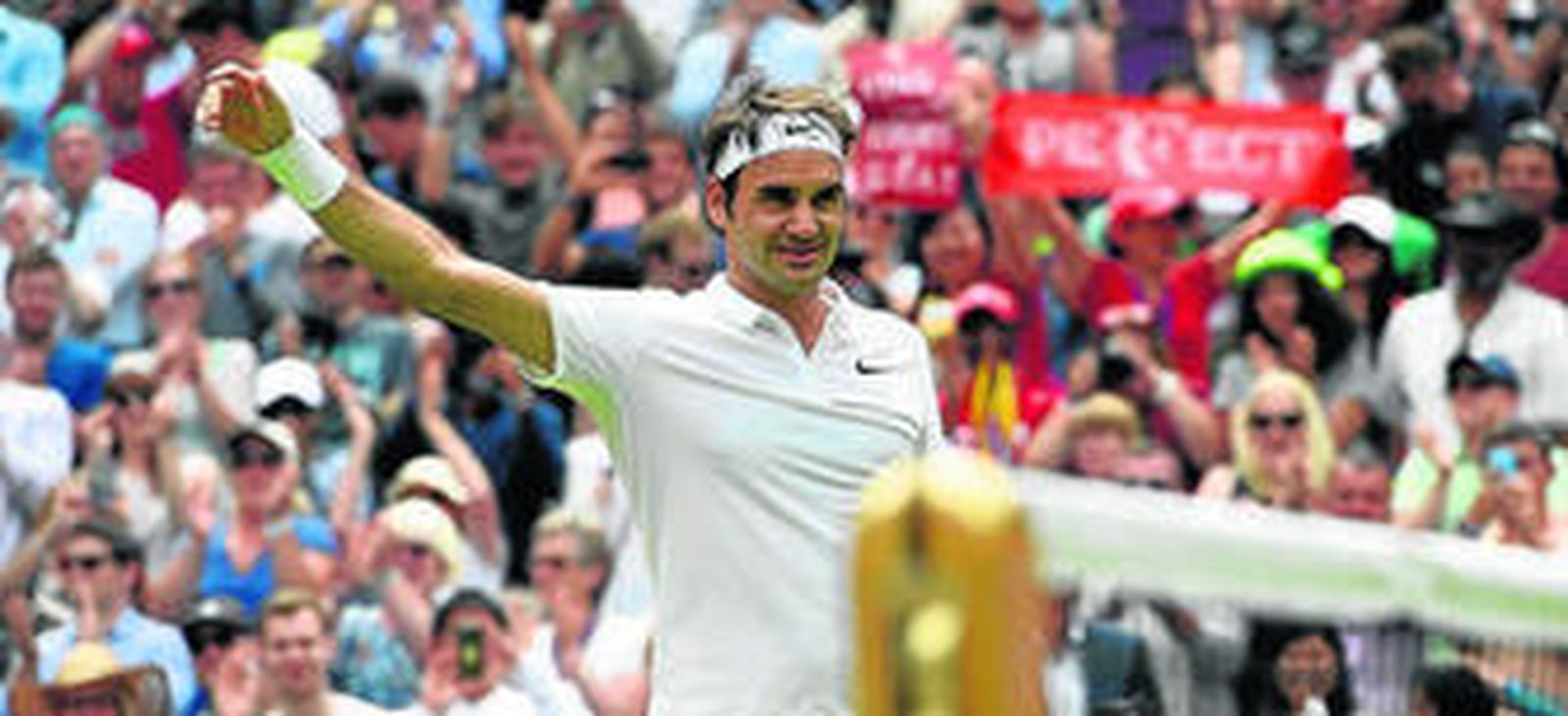 Roger Federer celebra su victoria sobre el estadounidense Steve Johnson y su clasificación para los cuartos de final de Wimbledon.