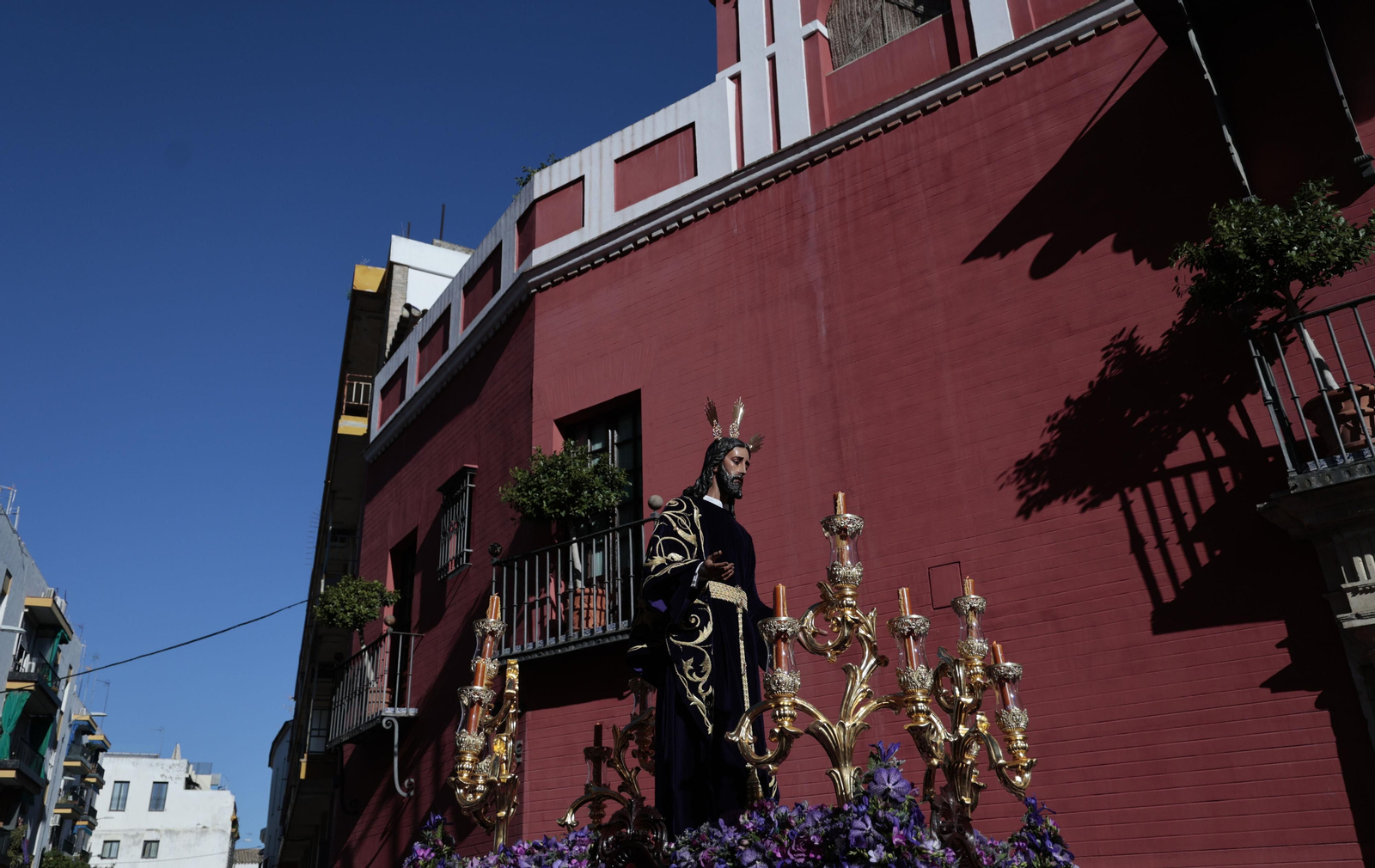 Las imágenes del viacrucis de las cofradías 2024