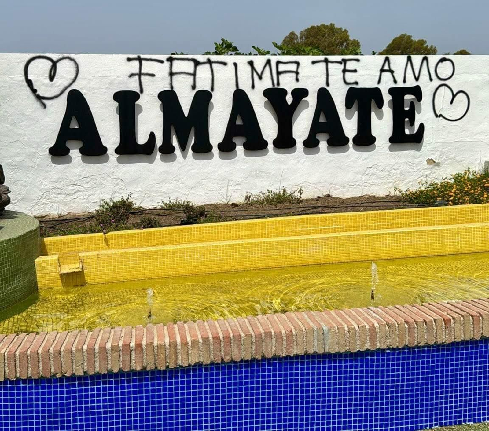 La pintada de "Fatima te amo" en la entrada de Almayate.
