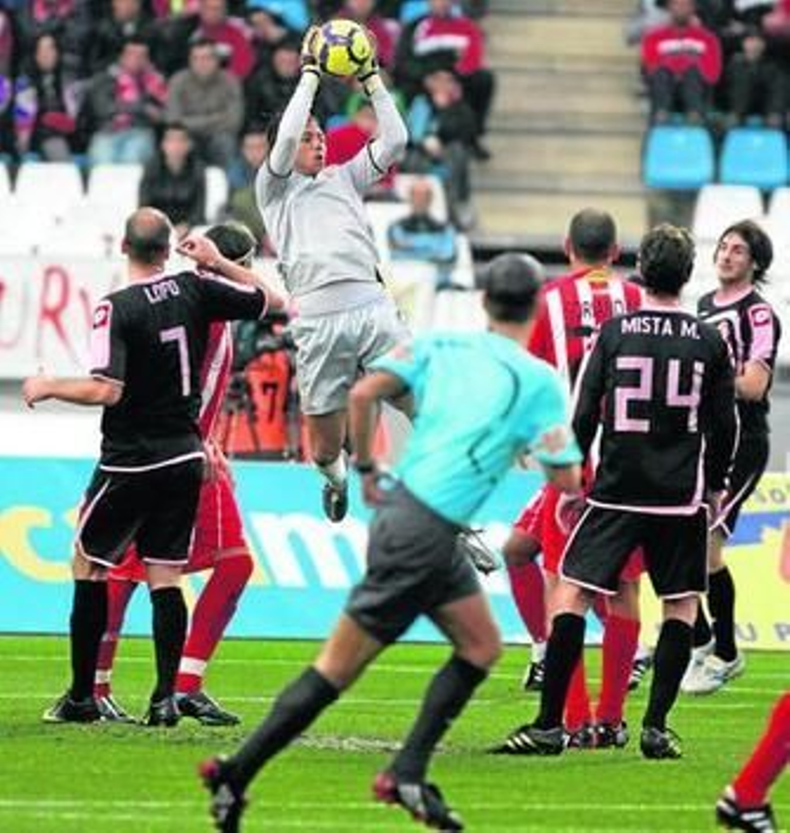 Diego Alves se hace con un balón rodeado por jugadores.