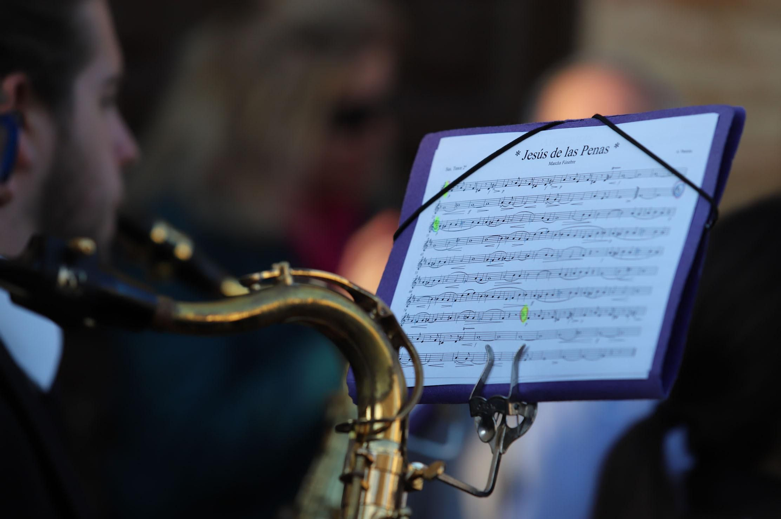Imágenes de la procesión del Descendimiento por las  calles de Huelva