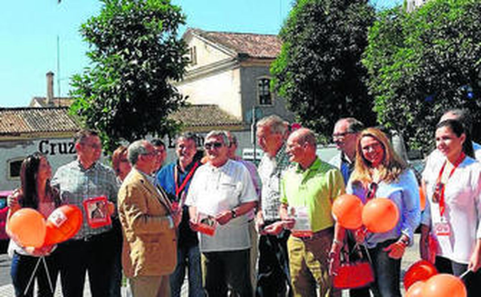 Vilches, con miembros de su candidatura y vecinos.