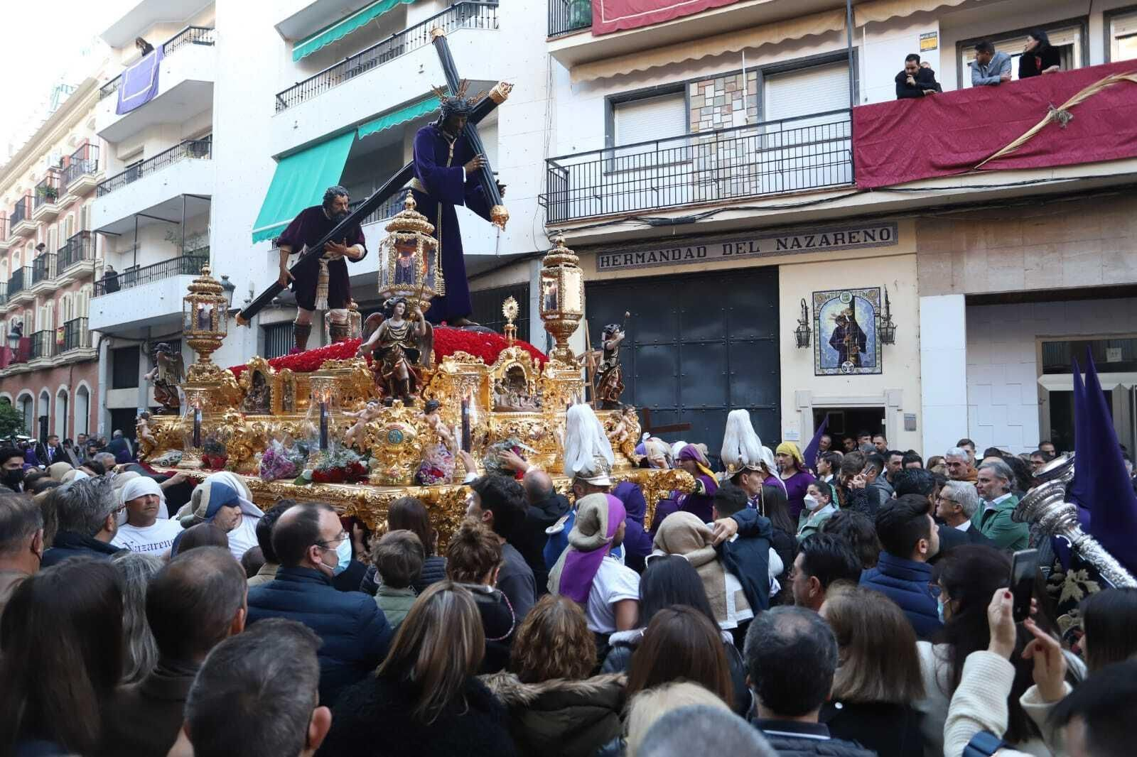 Imágenes del Nazareno recorriendo las calles de Huelva en la Semana Santa 2022.