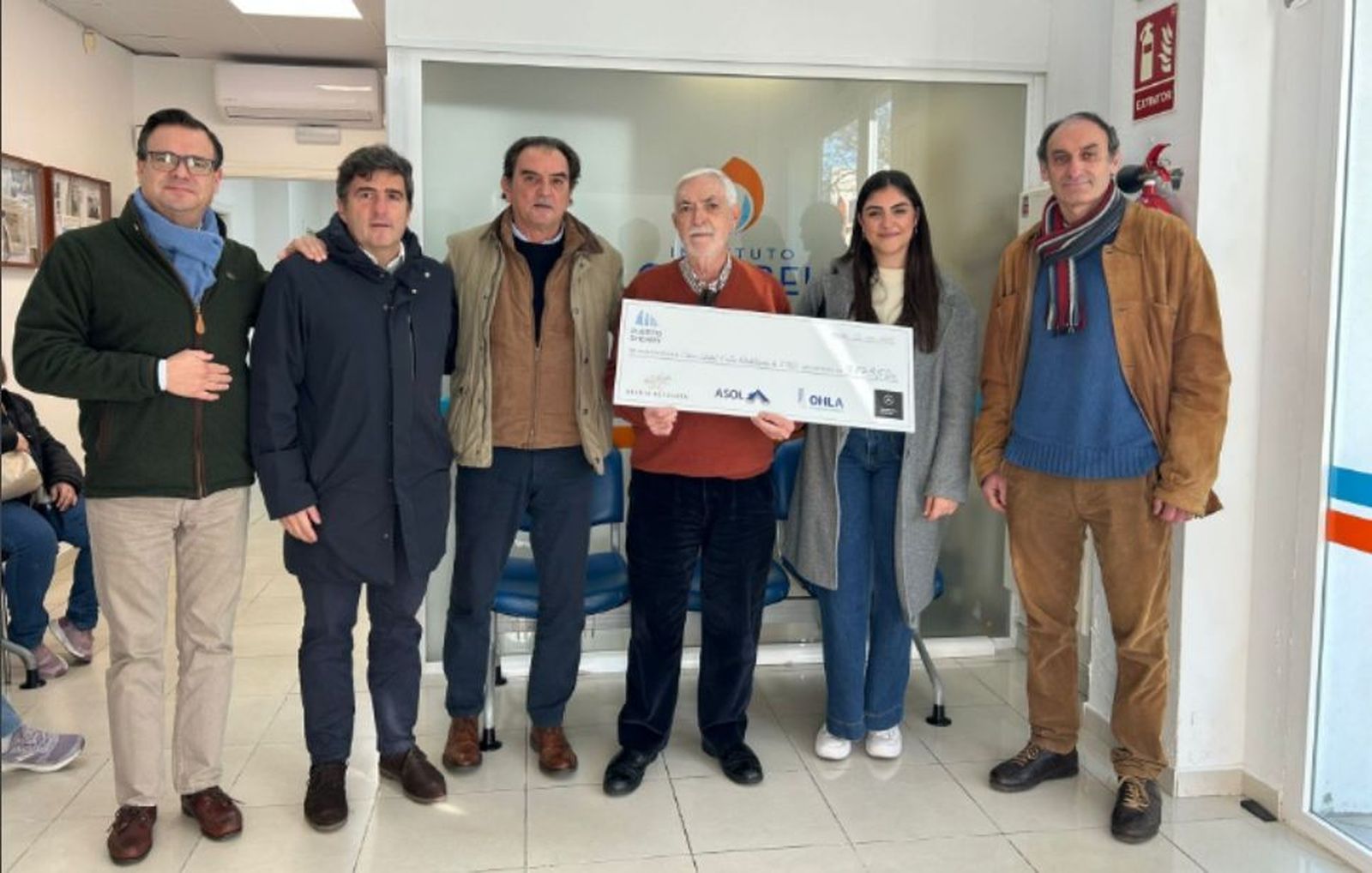 Una imagen de la entrega del cheque tras el sorteo.