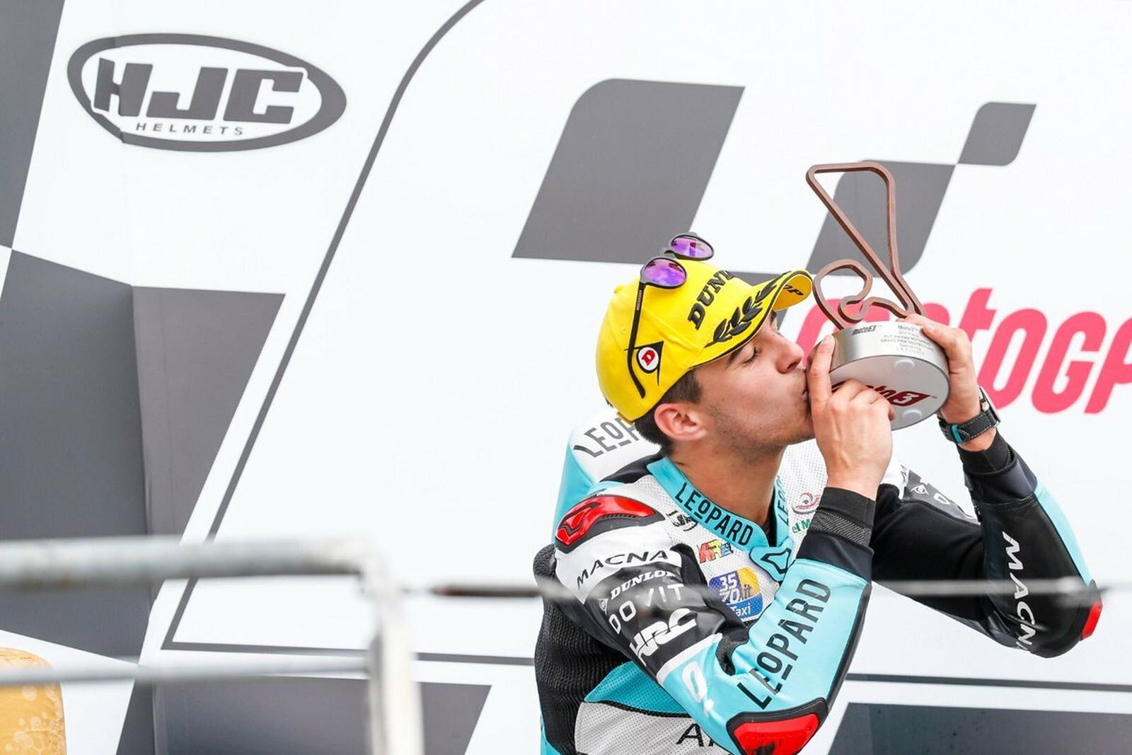 Marcos Ramírez besa el trofeo recibido por su segunda posición.