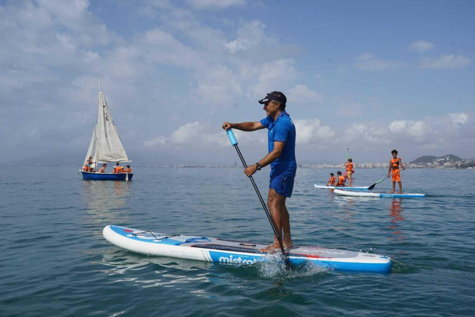 Un instructor, junto a unos alumnos de paddle surf y vela